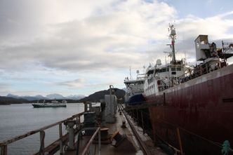 To fiskebåter i tørrdokka ved Fiskerstrand. Foto:  Tore Stensvold
