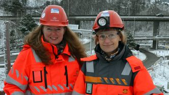 Prosjektleder Gunn Brungot og hovedbyggeleder Grethe Bodholt i Statens vegvesen står her foran området som vil bli totalt forandret tre år frem i tid Bilde:   Knut Hovde, Statens vegvesen