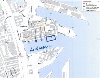 I Nordhavn er spillvann og regnvann separert. Regnvannet blir ført rett ut i havna, men feilkoblinger i de eiendommene som er koblet til tre av avløpene, innebærer at vann fra toalettene i to eiendommer, og kjøkkenvasker i en tredje eiendom, har gått rett ut i havna. De tre regnvannsledningene er forbundet av en ledning som går langs kaikanten, så det er komplisert og tidkrevende å finne ut av hvor forurensinger kommer fra. Foto:  Københavns Kommune / By & Havn