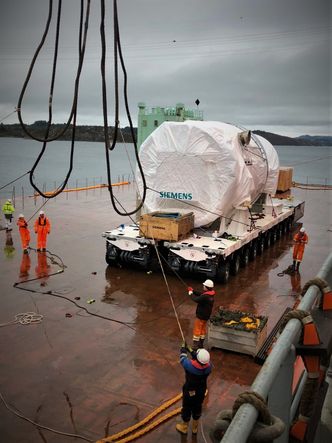 Uviss skjebne: Gassturbinen gjøres klar for å bli heist om bord i et større skip som skal sørge for transport til Hamburg. Turbinens videre skjebne er uklar. Bilde:  Thomas Førde