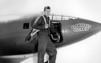 Testflyger Chuck Yeager og rekordflyet #46-062, som fikk kallenavnet Glamorous Glennis etter hans kone. Foto: Wikimedia Commons