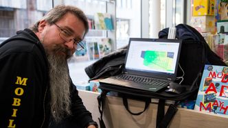 Med plantegninger, målere og en egen rigg kan Ellingsen sjekke signalkvaliteten hvor som helst.