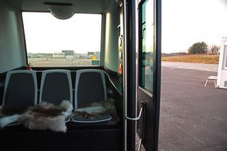 Det er seks sitteplasser i den førerløse bussen. Foto: Ina Steen Andersen