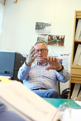 – Vi er ikke helt i mål før vi har en automatisk linje fra skjæring av hud og sying av fiber og hud, helt frem til ferdigmonterte trekk, sier Leif-Jarle Aure ved Ekornes. Bilde:  Kristin S. Grønli