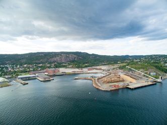 Anlegget på Tofte fra sjøsiden. Demoanlegget for biodrivstoff skal ligge i den rød mursteinsbygningen bak det runde bassenget. Bilde:  Statkraft