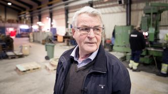 Per Olav Haughom i hallen til Norhard i Sirdal. Bilde:  Eirik Helland Urke