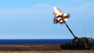 K9 Thunder har kapasitet til å sende avgårde tre skudd på 13 sekunder som slår ned samtidig (MRSI, «Multiple Rounds Simultaneous Impact». Bilde: Nammo