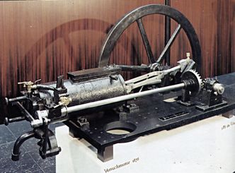 1876: Tyskeren Nikolaus Otto tar patent på firetaktsmotoren. Prinsippet er i dag kjent som en Otto-syklus. Motoren er omtrent dobbelt så effektiv som Lenoirs, og fram mot 1875 blir det produsert 634 eksemplarer. Bilde: Wikipedia