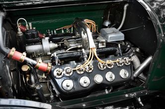 1914: Amerikanske Cadillac sender ut den første bilen på markedet med V8-motor. Den er vannavkjølt og yter 70 hk. Den amerikanske hæren kjøper 2000 eksemplarer. Bilde: Wikipedia