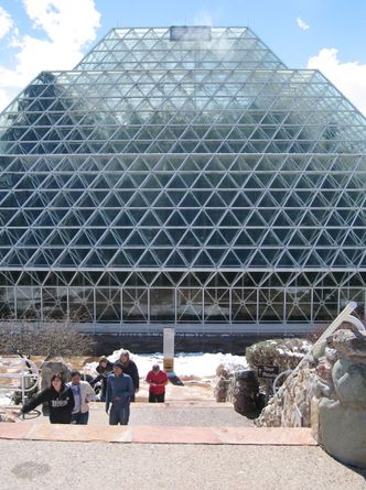 Anlegget står fortsatt ute i ørkenen i Arizona, og det er i dag mulig å dra dit på guidete turer. Bilde: Allen Breed