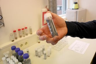 Metallutvinning: Ved å fjerne den metallholdige syra står man igjen med en mye renere flyveaske. Syra tilsettes en base, og da felles metallene ut som metallhydroksider i bunnen av glasset. De kan bli et råstoff for enkel gjenvinning av metaller. Foto: Odd Richard Valmot