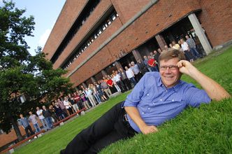 Prisvinner. Svein Stølen fikk UiOs formidlingspris i 2011 på vegne av de ansatte ved Kjemisk institutt (bak). Bilde: Privat