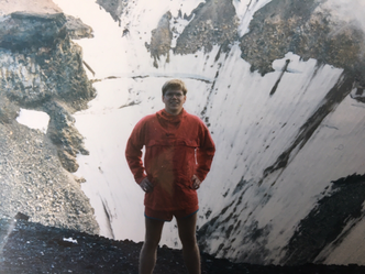 Fjellvandrer: Svein Stølen i soloppgang etter å ha gått til topps på fjellet Mount Fuji - det høyeste fjellet i Japan på 3776 meter. Bilde: Privat