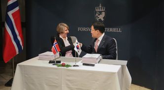 Direktør Mette Sørfonden i Forsvarsmateriell direktør Son Jae-il i Hanwha Land Systems signerte onsdag artillerikontrakten. Bilde: Forsvarsmateriell