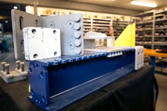 Patentnøkkelen: Tennene i stålbjelken er nøkkelen til patentet. Sammen med adaptere på toppen, gjør de at bjelkene enklere kan tilpasses lastens størrelse. Bilde:  Alf Bergin