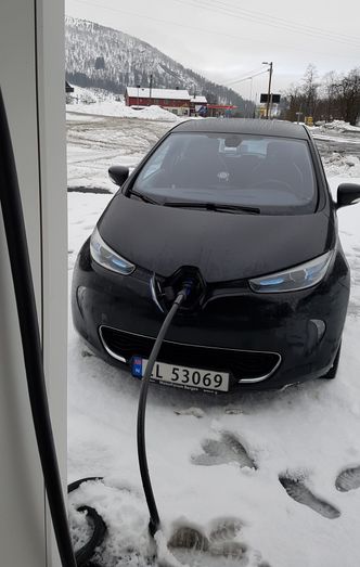 Hurtiglading vil bidra til å øke eller vedlikeholde batteritemperatur. Foto: Marius Valle