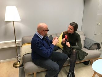 Thomas Tømmernes diskuterer IT-sikkerhet med en mor som deltok i eksperimentet. 