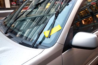 Kommunen startet med å gi ut informasjonsbrosjyrer og gikk så tilbake til bøter. Men de vil heller ikke si hvor mange brosjyrer som ble delt ut. Bilde:  Hanne Løvik