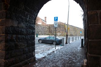 <div class="article-image-caption">På det samme stedet som man vurderte som dårlig merket i september er det fortsatt feilparkeringer.</div> Bilde:  Hanne Løvik