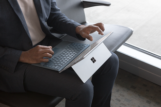 Du må bruke støtten når du vil jobbe med Surface Pro på fanget. Som det fremgår av Microsofts eget pressebilde er ikke dette helt optimalt. Bilde: Microsoft