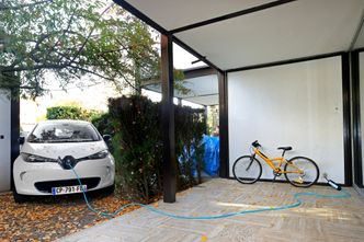 Det er ikke anbefalt å lade med vanlig stikkontakt som fast løsning. Foto: Renault/Cyril de Plater