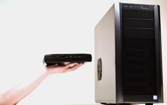 Intels nye NUC (i hånden), basert på 8. generasjon Core i7-prosessor med Radeon RX Vega M-grafikk. Foto: Walden Kirsch photo