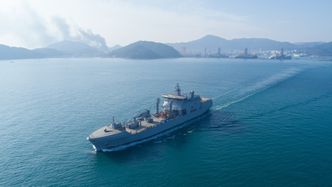 KNM Maud har to «tårn» på dekk til såkalt «Replenishment at Sea» (RAS) der det kan leveres drivstoff og vann på åpent hav under gange. Bilde: DSME