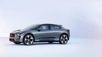 Jaguar vil også være med på elbil-bølgen, og kommer i 2018 med sin I-Pace. Den har 400 hk og gjør unna 0-100 km/t på 4 sekunder. Batteriet er på 90 kWh. (Foto: Jaguar) Foto: Jaguar