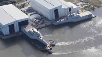 USS Omaha (LCS 12) sjøsettes fra Austal-verftet i Mobile, Alabama i november 2015. Dette skipet tilhører Independence-klassen. Foto: Austal