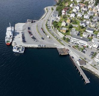 Dette er dagens situasjon. Den nye fergekaia kommer lengre ut og får en spissere vinkel mot kaifronten. Foto: Statens vegvesen