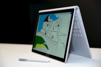 Her er Surface Book 2 i «telt-modus», som kan brukes for eksempel når du skal presentere noe for en liten gruppe mennesker. Foto: Kurt Lekanger, Digi.no