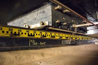 Under veibanen hviler brua på jernbjelker og rustfrie plater med teflonplater mellom, slik at brua kan gli frem og tilbake i takt med årstidene og bremsende lastbiler. Foto: Thomas Djursing
