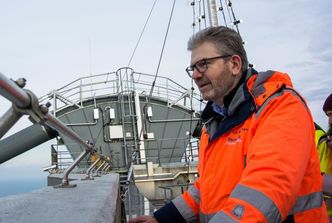 Han er en ekte dansk brobygger, Lars Fuhr Pedersen. Både Storebæltsbroen og Øresundsbroen har han vært med på å bygge som ingeniør. I dag vedlikeholder han den 20 år gamle brua. Foto: Thomas Djursing