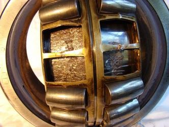 Bilde fra et elektronmikroskop viser hvordan sprekker kan utvikle seg i lagerstål. Sprekkene er den enkeltstående største – og dyreste – årsaken til møllehavarier. Foto:  DTU