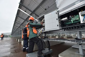 En arbeider installerer utstyr. Bilde:  GENYA SAVILOV/AFP/Scanpix