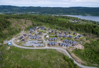 Husene er nesten utelukkende bygget i trevirke og naturmaterialer og har solcellepaneler på taket for å være mest mulig selvforskynt med strøm. Foto: Meek, Tore/NTB Scanpix