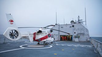 Et AS365 Dauphin fra Lufttransport på dekket på fregatten KNM Thor Heyerdahl i 2017. I mangel på NH90 må det brukes sivile maskiner til å trene helikopteroperasjoner. Bilde:  Marius Vågenes Villanger / Forsvaret