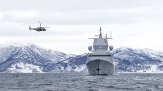 Et sjeldent syn som nå skal bli rutine: NH90 i samspill med en fregatt. Dette er fra øvelsen Joint Viking i 2017 der det ble gjennomført lowpass med NH90 og KNM Helge Ingstad. Bilde: Nora Skjerdingstad
