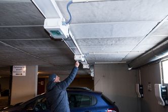 En av de splitter nye skinnene som går langs taket, med påmonterte uttaksbokser.