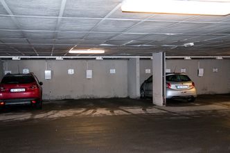 Den andre av skinnene, med uttaksbokser som er koblet til ladestasjonene.