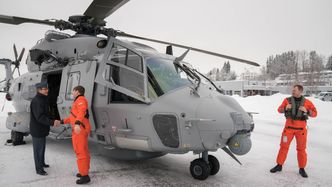Brigader Diederik Willem Kolff, sjef for Forsvarsmateriells avdeling for luftkapasiteter (FMA) hilser på fartøysjef Christian Falck og flyger Eirik Grimstad fra Luftforsvaret (t.h). Bilde: Eirik Helland Urke