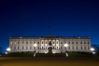 Slottet i Oslo skal teste ut et solcelleanlegg på 3,1 kilowatt i ett år. Ved en vellykket test utvides anlegget. Et slikt anlegg må trolig spesialtilpasses for å møte krav til vernede bygg. Foto:  Pedersen, Terje/ NTB Scanpix