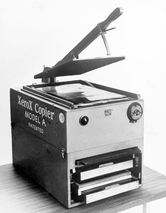 I 1949 kom XeroX Copier Model A, den første manuelt betjente, kommersielt tilgjengelige kopimaskinen basert på xerografi. Foto: Xerox