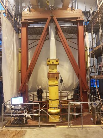 Slik ser teknologien ut, fullt installert og klar for testing. Totalt er utstyret 13 meter høyt og veier 10 tonn. Foto: Vasshella Flexibles