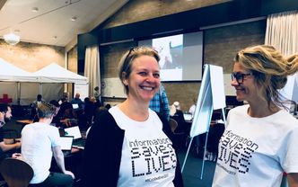 Tonje Tingberg (til venstre) og Anine Kongelf i Røde Kors. Bildet er tatt i forbindelse med Røde Kors' første codeathon før jul. Foto: Røde Kors