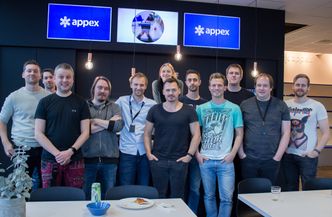 Gjengen på Appex Hackathon - og et halvspist pizzastykke. Foto: Appex