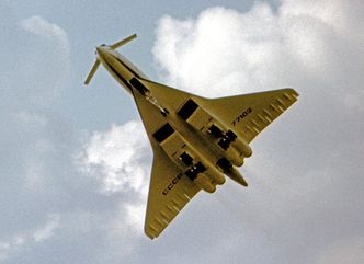 Tu-144 med de karakteristiske canardvingene utfelt over Paris dagen før det styrtet i 1973. Foto: Wikimedia commons
