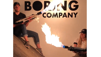 To med flammekaster foran logoen til The Boring Company. Foto: Skjermdump.