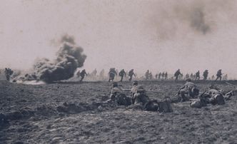 Her ser man Kleif (den lille tyske flammekasteren) i aksjon under en øvelse. Selv troppene som bare her spiller motstanderne måtte få en egen briefing før selv øvelsen, fordi lyden og synet av flammene som kommer mot deg skal ha vært svært fryktinngytende. Foto via Thomas Wiktor (Flickr.com).