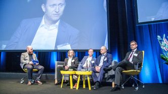 Fra venstre: Erik Lorentzen i Elbilforeningen modererte debatt med Jan Haugen Ihle i Ionity, Tore Harritshøj i E.ON, Rami Syvari i Fortum og Ole Henrik Hannisdahl i Grønn Kontakt. Foto: Marius Valle